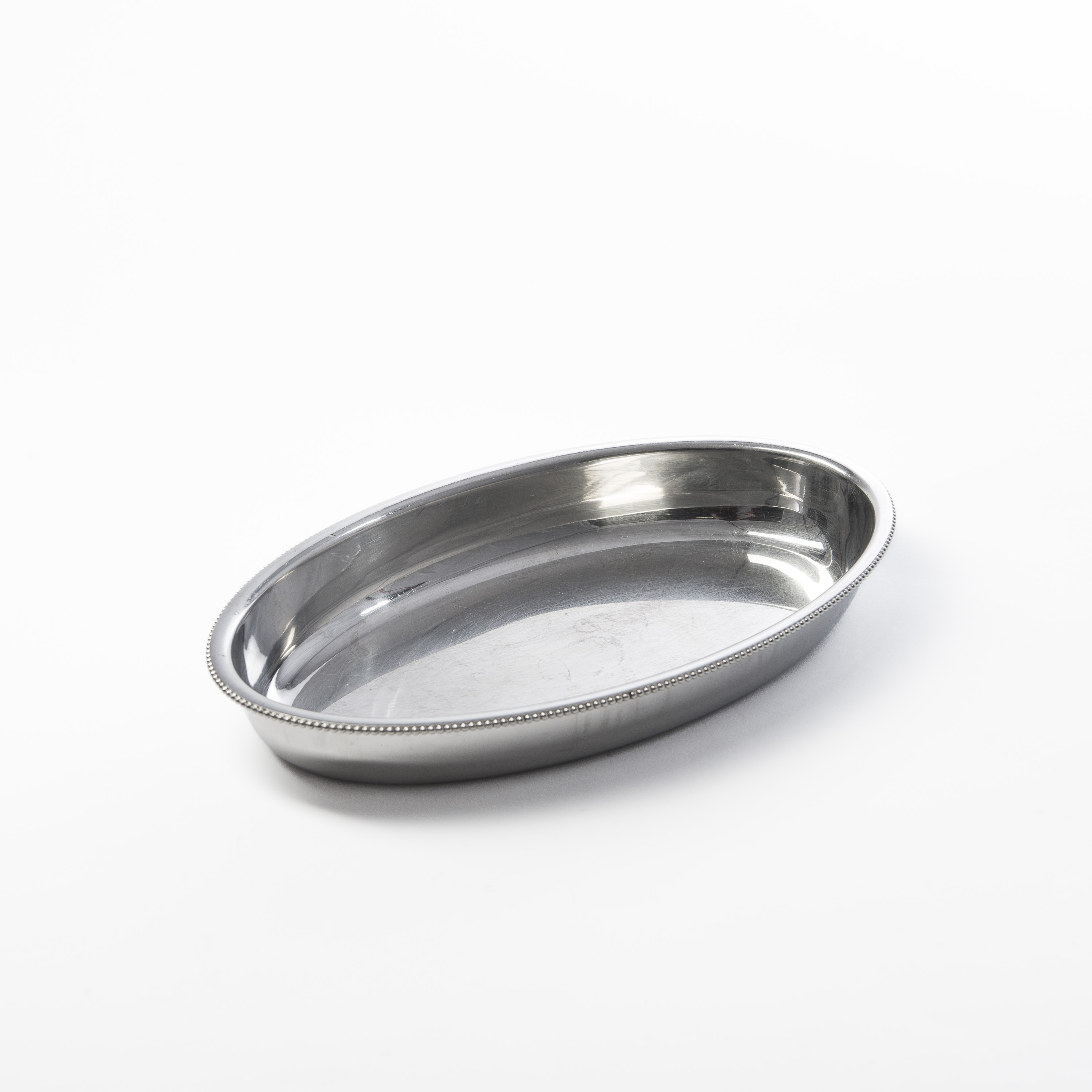 Photo de Plateau ovale en inox à bord perlé 31 x h 4 x 18 cm