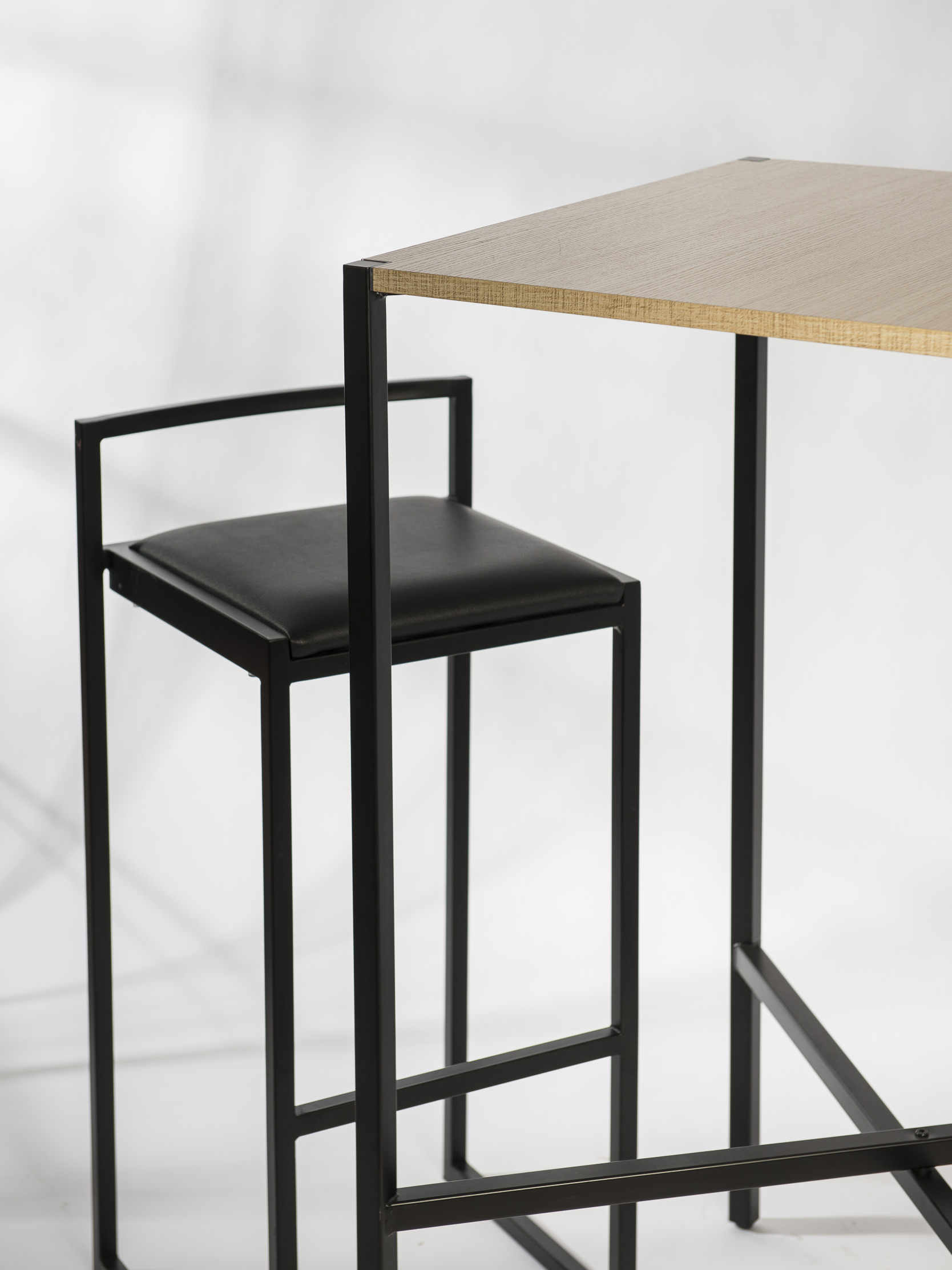 Photo de Table haute carrée noire en métal et bois clair Kross - lot de 8 pièces